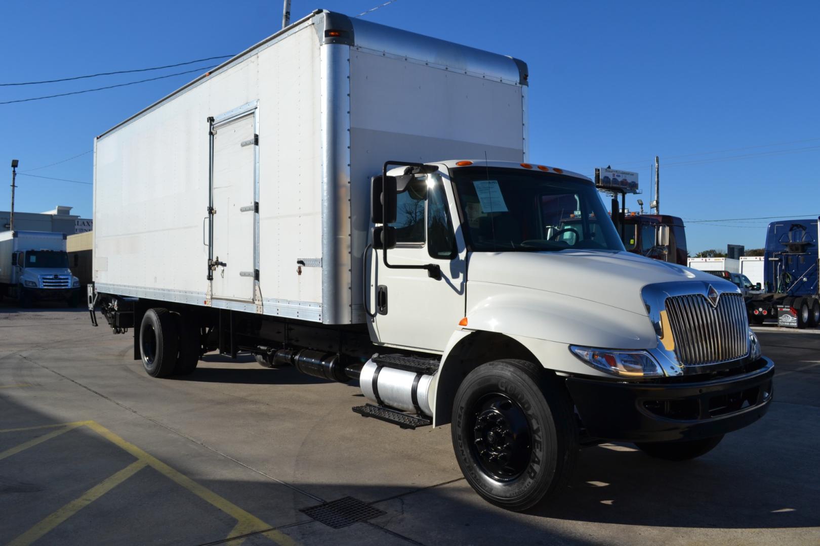 2016 WHITE /GRAY INTERNATIONAL 4300 with an CUMMINS B6.7L 260HP engine, ALLISON 2100HS AUTOMATIC transmission, located at 9172 North Fwy, Houston, TX, 77037, (713) 910-6868, 29.887470, -95.411903 - 25,999LB GVWR NON CDL, SUPREME 26FT BOX, 13'6FT CLEARANCE , HEIGHT 103" X WIDTH 102", MAXON 3,000LB ALUMINUM LIFT GATE, AIR RIDE, DUAL 40 GALLON FUEL TANKS, POWER WINDOWS & LOCKS, BENCH SEAT, RAMP, E-TRACKS - Photo#2